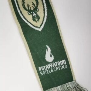 MILWAUKEE BUCKS BASKETBALL SCARF WISCONSIN BUCKS SCARF NEW!T3